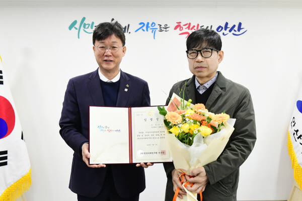 안산미래연구원 초대 원장에 이진수 전 안산시 부시장(사진 오른쪽)이 임명됐다. 안산시 제공