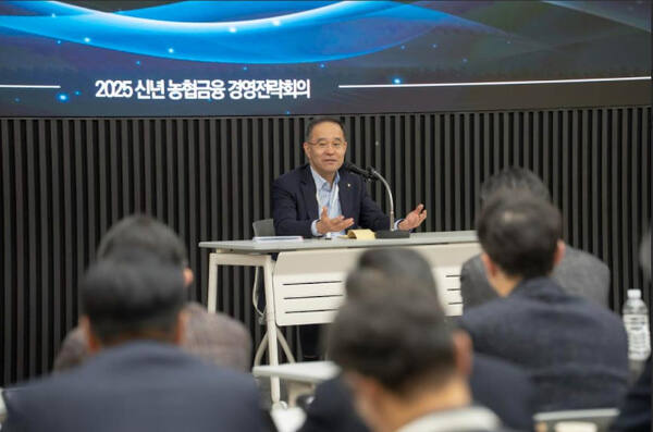 이찬우 NH농협금융지주 회장이 지난달 25일 경기 고양시 NH인재원에서 경영전략회의를 주재하고 있다. NH농협금융그룹