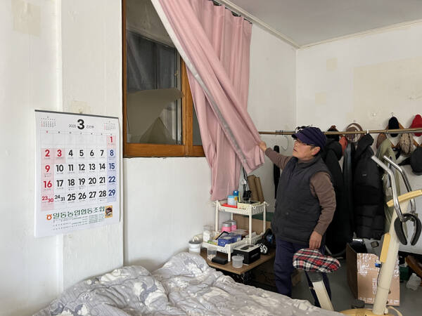 이씨가 잠을 자는 공간에 있는 창문이 산산조각 났다. 박소민기자