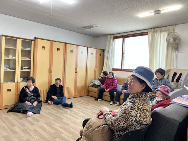 경로당에 주민들이 집에 들어가지 못하고 모여 방송을 시청하고 있다. 박소민기자