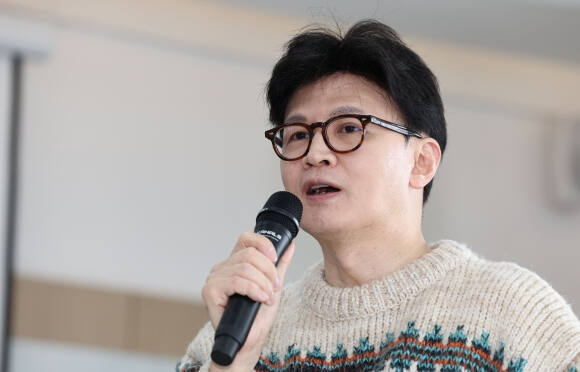 2025 대학생시국포럼 백문백답 토론회에서 ‘대한민국, 그리고 미래세대’를 주제로 강연 중인 한동훈 전 국민의힘 대표. 연합뉴스