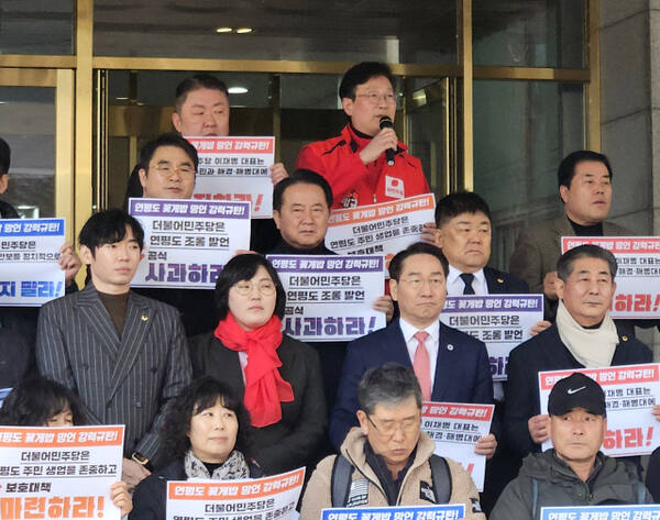 6일 인천시의회에서 열린 ‘이재명 연평도 꽃게밥 발언 규탄 성명 기자회견’에서 인천 연평도 주민을 비롯해 국민의힘 인천시의원 및 옹진군 의원 등이 더불어민주당 등에 사과를 촉구하고 있다. 박귀빈기자