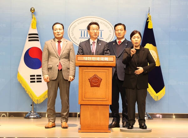 대한민국시도지사협의회장인 유정복 인천시장이 지난 4일 국회에서 지방 4대협의체 회장단과 함께 기자회견을 열고 대통령 4년 중임제와 양원제 도입 등의 내용을 담은 헌법 개정(안)을 발표하고 있다. 협의회 제공