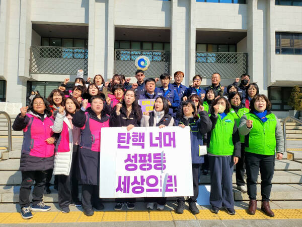전국민주노동조합총연맹 인천지역본부가 6일 2025년 3·8세계여성의 날을 맞아 인천시청에서 ‘탄핵 너머, 여성노동자가 원하는 세상’ 기자회견을 하고 있다. 인천본부 제공