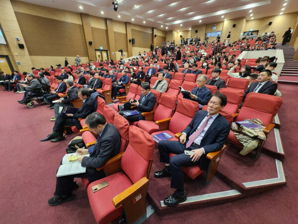 7일 서울 국회의원회관 대회의실에서 열린 ‘지방분권형 헌법 개정 국회 대토론회’ 모습. 이병기기자