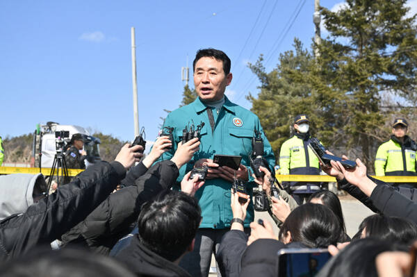 백영현 포천시장이 7일 일동면 노곡리 전투기 오폭사고 현장에서 기자회견을 갖고 군 포탄사고 피해 주민지원대책을 발표하고 있다. 포천시 제공