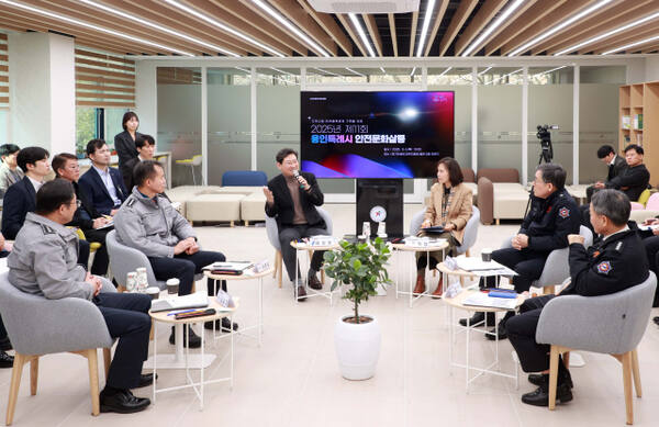 지난 6일 용인교육지원청 별관 2층에서 열린 제11회 안전문화살롱 정기회의에서 이상일 용인특례시장(가운데 왼쪽), 김희정 용인교육지원청 교육장(가운데 오른쪽) 등을 비롯한 유관 기관 기관장들이 PM 안전문제를 논의하고 있다. 용인특례시 제공