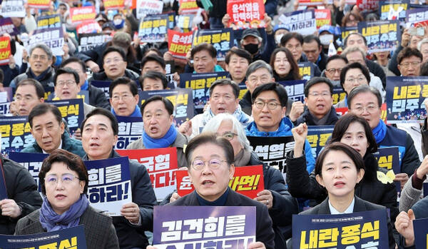일 서울 안국동 사거리에서 열린 '야5당 공동 내란종식·민주헌정수호를 위한 윤석열 파면 촉구 범국민대회'에서 더불어민주당 이재명 대표, 조국혁신당 김선민 당 대표 권한대행 등 참가자들이 손팻말을 들고 구호를 외치고 있다. 연합뉴스