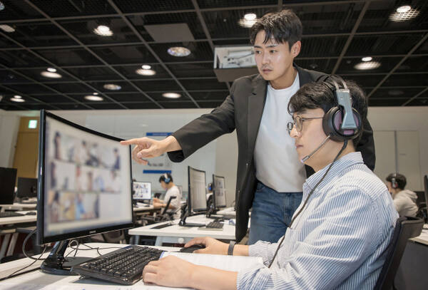 지난해 10월 용인의 삼성전자 인재개발원에서 삼성전자 감독관이 삼성직무적성검사(GSAT) 응시자를 대상으로 예비 소집을 진행하는 모습. 삼성전자 제공