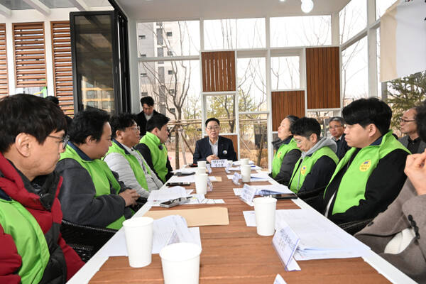 강수현 양주시장이 지난 8일 회천트루엘시그니처 아파트 회의실에서 열린 회천신도시 현안사항 간담회에서 회천신도시연합회, 입주민대표 등과 지역현안을 논의하고 있다. 양주시 제공