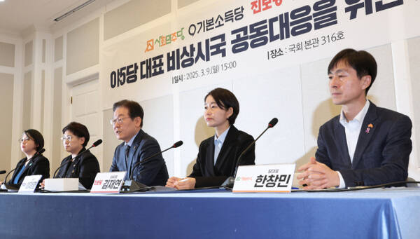 더불어민주당 이재명 대표가 9일 서울 여의도 국회에서 열린 비상시국 공동대응을 위한 야 5당 원탁회의에서 발언하고 있다. 왼쪽부터 기본소득당 용혜인 대표, 조국혁신당 김선민 대표 권한대행, 더불어민주당 이재명 대표, 진보당 김재연 상임대표, 사회민주당 한창민 대표. 연합뉴스