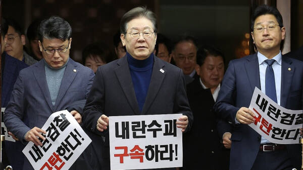 더불어민주당 이재명 대표가 8일 서울 여의도 국회에서 속개된 비상 의원총회에 참석하고 있다. 연합뉴스