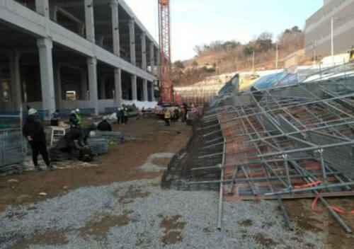 안성 일죽면 물류센터 신축 공사장 비계 붕괴사고 현장. 경기도소방재난본부 제공