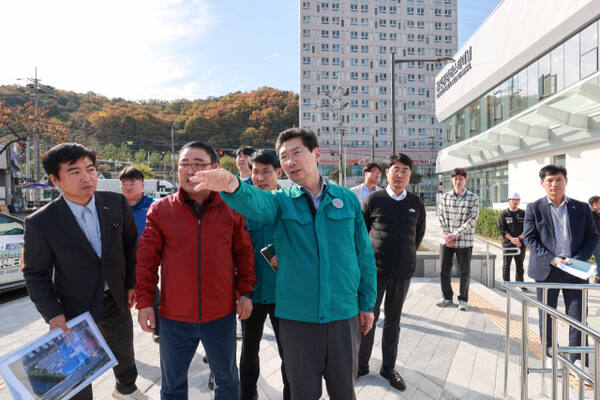 지난해 11월4일 오후 처인구 용인버스공영터미널에서 이상일 용인특례시장이 관계자들과 함께 현장을 점검하고 있다. 용인특례시 제공