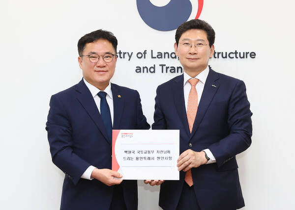 지난해 6월5일 이상일 용인특례시장이 백원국 국토교통부 제2차관을 만나 경기남부광역철도를 포함해 용인의 교통망 확충을 위한 8가지 건의사항을 전달하고 있다. 용인특례시 제공