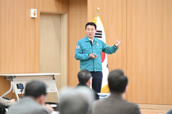 백영현 포천시장이 전투기 오폭사고 관련 긴급 기자회견을 열고 건의사항에 대해 설명하고 있다. 포천시 제공