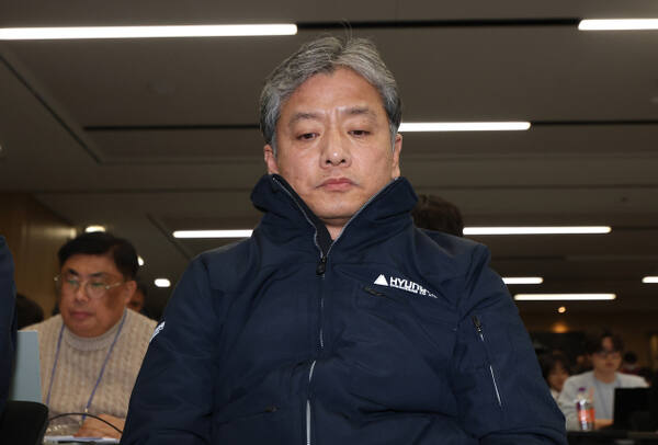 주우정 현대엔지니어링 대표이사가 지난달 28일 서울 종로구 본사 빌딩에서 서울세종 고속도로 사고 관련 일장 발표를 하기 전 자리에 앉아 있다. 연합뉴스