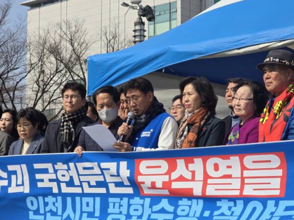 더불어민주당 인천시당과 인천시민사회단체가 10일 인천시청 광장 앞에 천막을 치고 ‘민주주의를 지키기 위한 평화 행동 및 철야 단석 농성’ 등을 선언하고 있다. 박귀빈기자