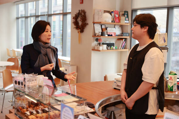 오영주 중소벤처기업부 장관이 10일 인천 아트포레 판매시설 골목형상점가를 방문해 어려움을 듣고 있다. 중기부 제공