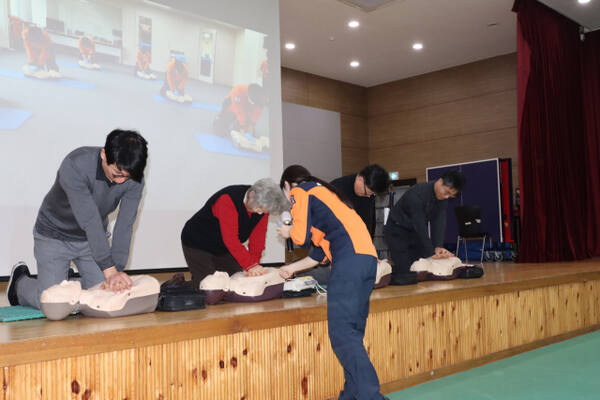화성소방서가 지난 10일 소방정책자문위원들을 대상으로 응급처치 교육을 진행했다. 화성소방서 제공