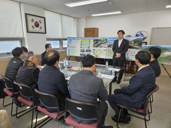 광주시가 국내 최대 규모 산림·임업행사인 ‘2025 대한민국 산림박람회’ 개최 확정에 앞서 현장실사 위원들에게 설명하고 있다. 광주시 제공