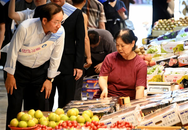 유정복 인천시장이 남촌농산물도매시장에서 시장을 순회하며 물가안정 캠페인을 하고 있다. 인천시 제공