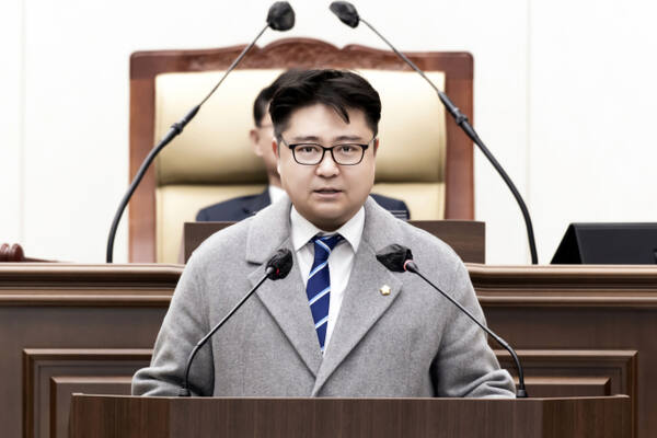 이희성 의원이 김포한강신도시의 경직된 지구단위계획 시행지침을 현실에 맞게 개선하라는 5분 발언을 하고 있다. 김포시의회 제공
