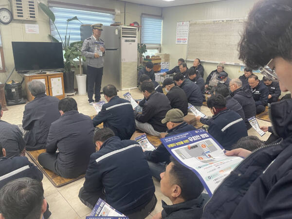 안산상록경찰서가 교차로 보행자의 안전을 위해 레미콘 회사를 방문, ‘우회전시 일시정지’ 의무 교육을 실시했다. 상록서 제공