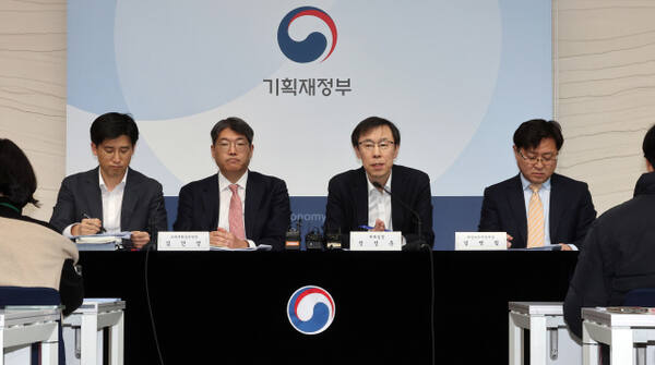 기획재정부 정정훈 세제실장(왼쪽 세 번째)이 지난 11일 정부세종청사 기재부 기자실에서 유산취득세 도입 방안에 관해 설명하고 있다. 연합뉴스