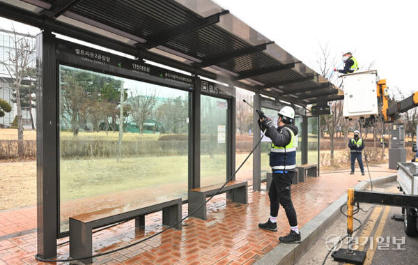 12일 인천 연수구 인천대학교 앞 버스 승강대에서 인천교통공사 직원들이 봄 맞이 청소를 하고 있다. 인천교통공사는 인천시 관내 버스 승강대 3,438개소, 택시 승강대 90개소에서 겨울 동안 미세먼지와 찌든 때를 제거하는 청소를 실시한다. 조병서기자