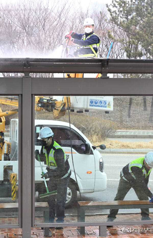 12일 인천 연수구 인천대학교 앞 버스 승강대에서 인천교통공사 직원들이 봄 맞이 청소를 하고 있다. 인천교통공사는 인천시 관내 버스 승강대 3,438개소, 택시 승강대 90개소에서 겨울 동안 미세먼지와 찌든 때를 제거하는 청소를 실시한다. 조병서기자