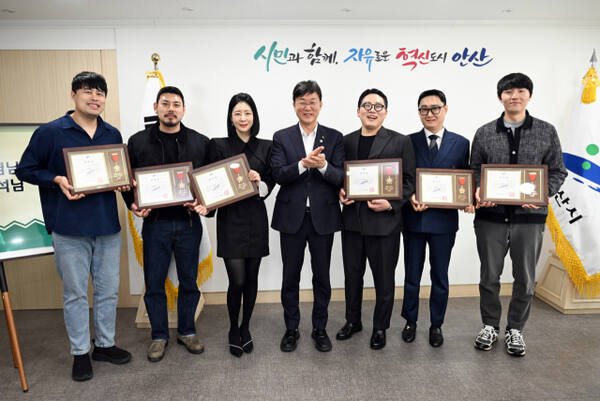 최근 안산시청 회의실에서 열린 ‘성공드림(DREAM)’ 멘토링사업 멘토단 위촉식에서 이민근 시장이 참석자들과 기념촬영을 하고 있다. 안산시 제공