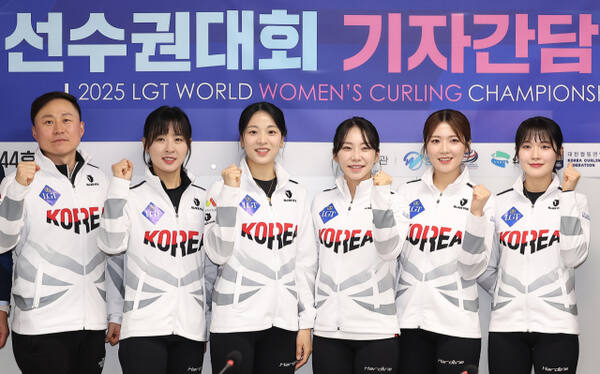 12일 서울 올림픽회관서 열린 ‘2025 LGT 세계여자컬링선수권대회’ 기자간담회에서 경기도청 여자 컬링팀이 기념촬영을 하고 있다. (왼쪽부터)신동호 감독, 김은지, 김민지, 김수지, 설예지, 설예은.연합뉴스
