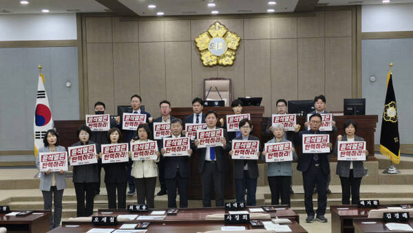수원시의회 민주당, 진보당 의원들이 12일 시의회 본회의장에서 윤 대통령 석방 규탄 및 탄핵 인용 촉구 집회를 열고 있다. 황호영기자