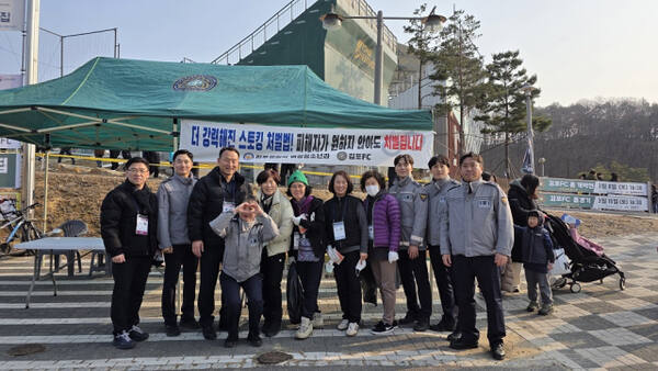 안창익 김포경찰서장(완쪽에서 세번째)과 직원들이 홍보부스에서 기념사진을 촬영하고 있다. 김포경찰서 제공