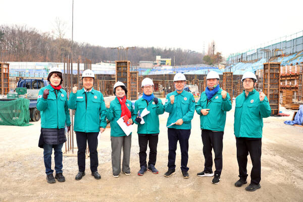의왕시의회의원들은 12일 안전사고예방을 위해 관내 주요 현안사업현장을 방문해 현장점검을 실시했다. 왼쪽부터 박혜숙·한채훈·노선희·김태흥 부의장·김학기 의장·서창수·박현호 의원. 의왕시의회 제공