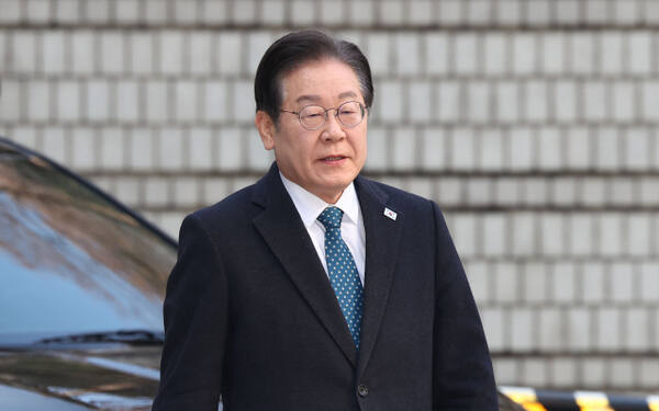 더불어민주당 이재명 대표가 지난 11일 대장동 사건 속행공판 출석을 위해 법정으로 향하고 있다. 연합뉴스