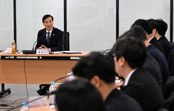 황효진 인천시 글로벌도시정무부시장이 12일 시청 나눔회의실에서 열린 APEC 인천 회의 준비단 TF 회의에서 인사말을 하고 있다. 인천시 제공
