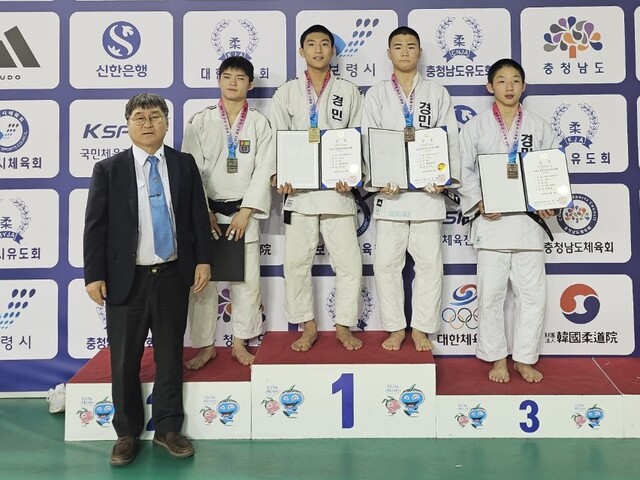 남고부 60㎏급서 우승한 김동준(왼쪽 두번째)이 시상식 후 기념촬영을 하고 있다.경민고 제공