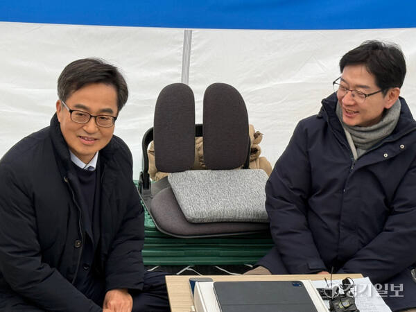 김동연 경기도지사가 12일 단식농성 중인 김경수 전 경남도지사를 찾아 발언하고 있다. 김수정기자