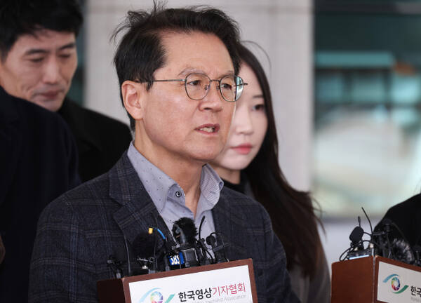 윤석열 대통령의 변호인단인 윤갑근 변호사가 13일 서울고검 앞에서 기자회견을 하고 있다. 연합뉴스