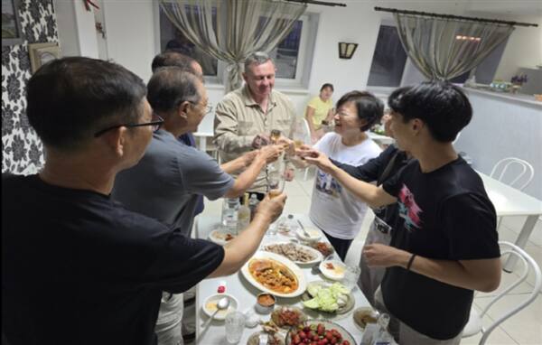 바이칼호 민박집 주방에서 러시아 여행객과 건배. 작가 제공