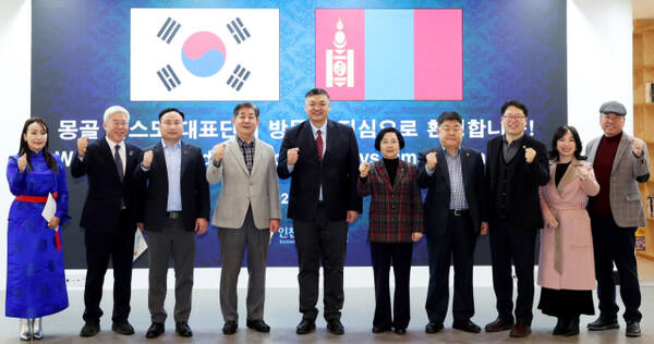 정해권 인천시의회 의장이 최근 몽골 옵스도 바트자르갈 도지사 등 5명의 대표단을 만나 다양한 청년 정책 교류를 위한 방안을 논의한 뒤, 기념촬영을 하고 있다. 인천시의회 제공