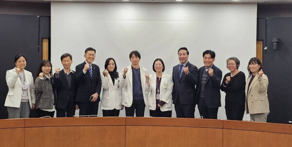 김용성 경기도의원(더불어민주당·광명4)과 경기도 보건건강국 관계자, 분당서울대병원 교수진들이 13일 분당서울대병원에서 ‘희귀질환자 지원사업 관련 회의’를 열고 기념촬영을 하고 있다. 경기도 제공