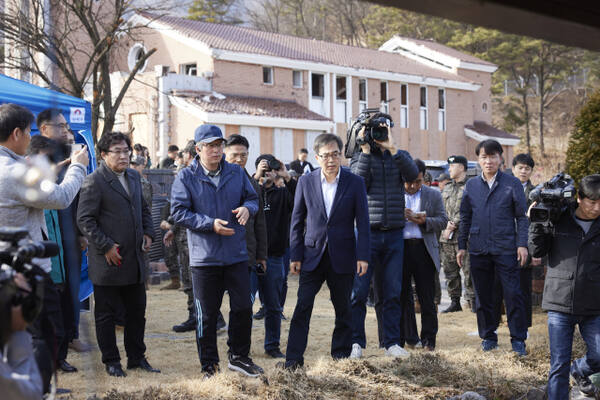 김동연 경기도지사가 13일 포천시 노곡리 오폭사고 현장을 다시 찾아 수습상황을 점검하고 있다. 경기도 제공