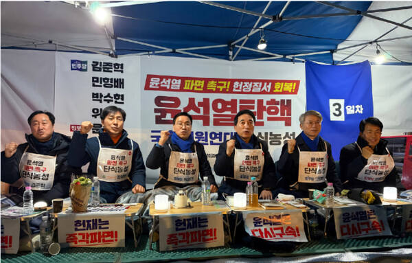 단식 현장 사진 왼쪽부터 김준혁(민), 한창민(사회민주당), 위성곤(민), 박수현(민), 민형배(민), 윤종오(진보당). 의원실 제공