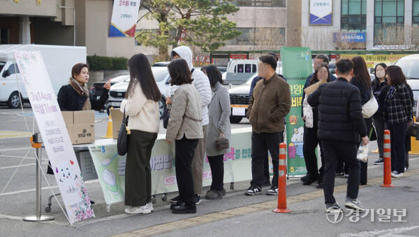 14일 고양시청 주차장에서 열린 백설기데이 행사에서 권기순 NH농협 고양시청출장소 지점장이 시민, 시청 직원들에게 백설기와 식혜를 나눠주고 있다. 신진욱기자