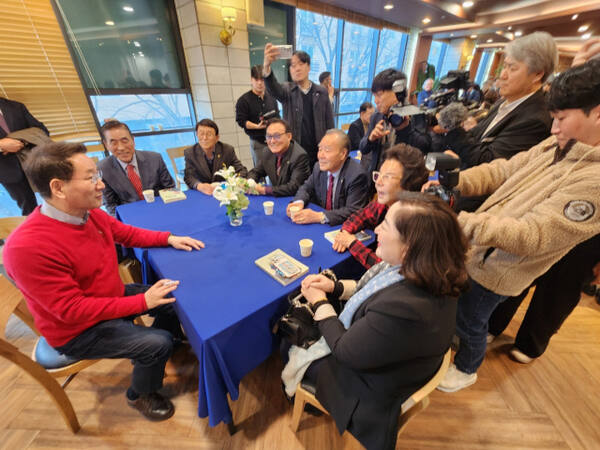유정복 인천시장이 15일 인천 남동구 샤펠드 미앙에서 ‘대한민국 대통합, 찢는 정치꾼 잇는 유정복’ 출간에 따른 ‘저자와의 대화’를 하고 있다. 이병기기자