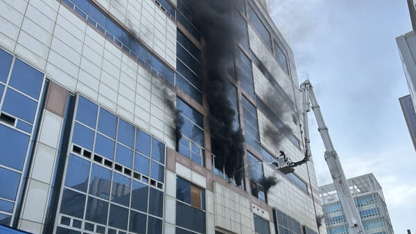 소방당국이 15일 오전 발생한 고양시 일산동구 스포츠센터빌딩 화재 현장에서 진화작업을 펼치고 있다. 경기도북부소방재난본부 제공