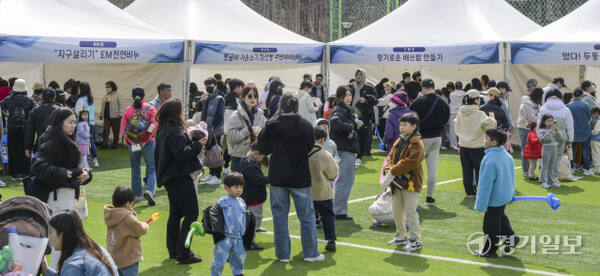 15일 오후 화성특례시 봉담2생태체육공원에서 열린 '2025 화성시 주민자치 페스티벌'에서 시민들이 다양한 체험활동에 참여하고 있다. 2025 화성시 주민자치 페스티벌은 시 관내 29개 주민자치센터 주관으로 열려 다양한 프로그램 및 이벤트가 진행됐다. 윤원규기자